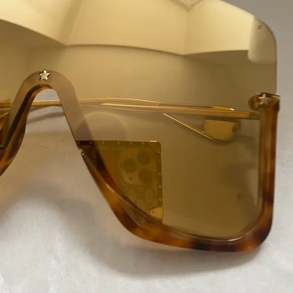 Gucci Oversize mask sunglasses